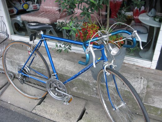 店舗前に置かれたブルーのSCHWINN製クラシック自転車