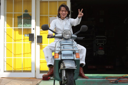 納車されたVespa COSA2にまたがるオーナーがピースサイン