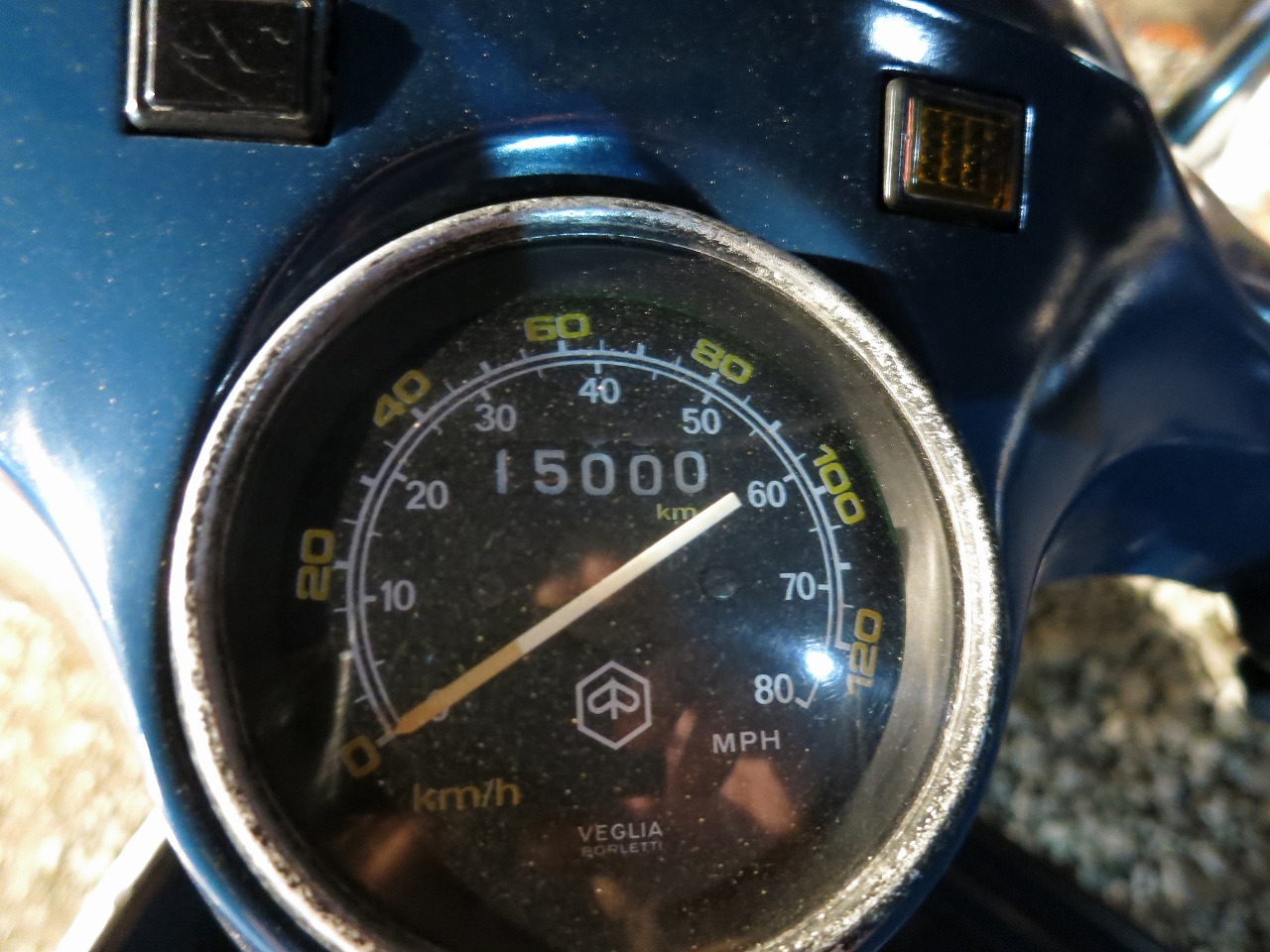 メーターに映し出された15000kmの記録