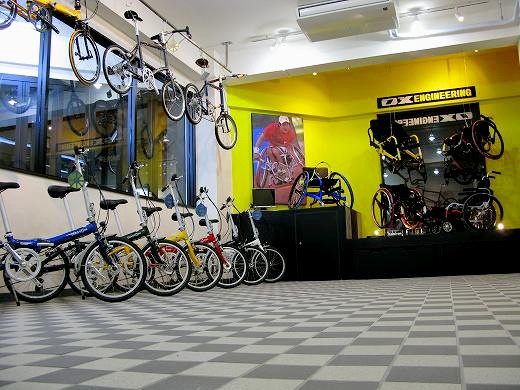 カウンターと壁面に展示されたスポーツ自転車