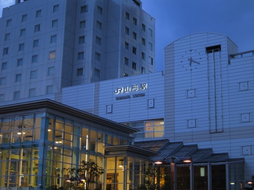 夜のJR山形駅の外観、ホテルと駅ビルが一体化した風景。
