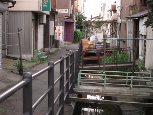 直江津の町をビール片手に散歩する夕暮れの風景。