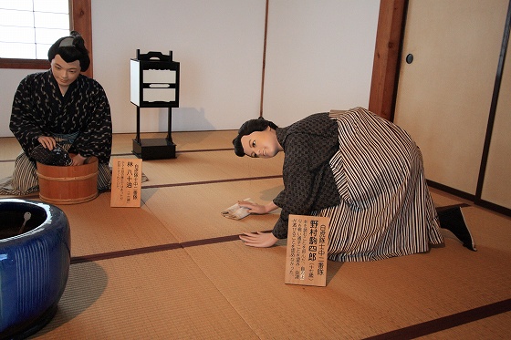 日新館の室内展示で雑巾がけなどをする武士の暮らしを再現したマネキン