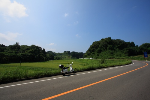 雲海の中に突入する直前の山の稜線と朝の光