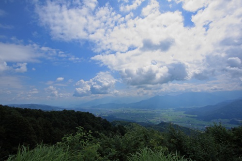雲が広がる空と魚沼盆地の広大な景色