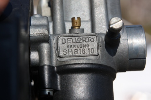 DELLORTO製SHB16/10キャブレターの刻印部分のクローズアップ