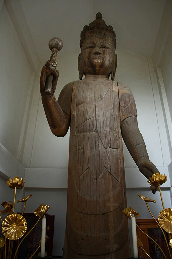 高さ5.9mの平安時代の木造仏像