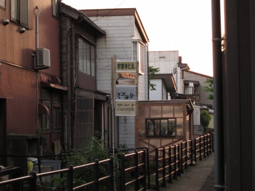 スナック『フランス乞食』の衝撃的な店名看板。