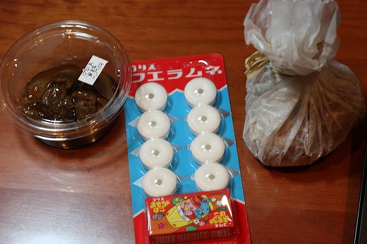 ご近所さんから頂いたレバー煮・フエラムネなどの差し入れ