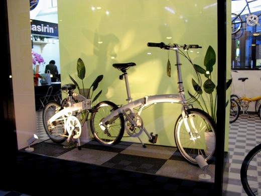 店頭ショーウィンドウに飾られた折りたたみ自転車