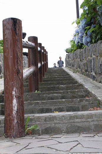 「碑の丘・展望所 龍飛崎」標識と階段