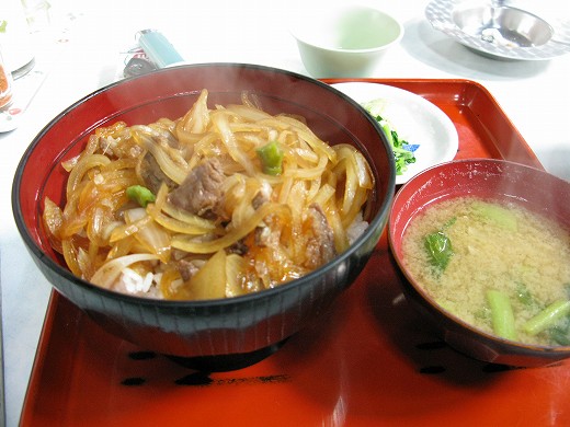 熊丼と味噌汁が並ぶ湯気立つ定食セット