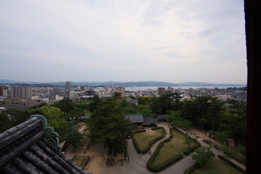松江城天守から望む市街地と宍道湖の風景
