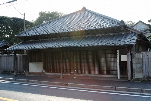宿場町の雰囲気を残す、格子戸が特徴的な旧旅籠「玉屋」