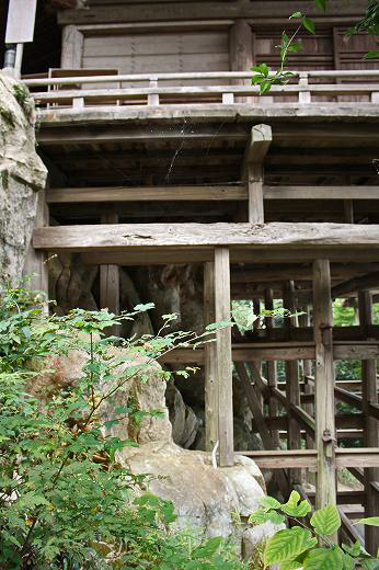 崖の上に建つ西光院本堂を支える木組み