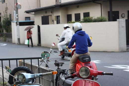 2台のベスパで走り出すお客様と後輩ベスパ乗り