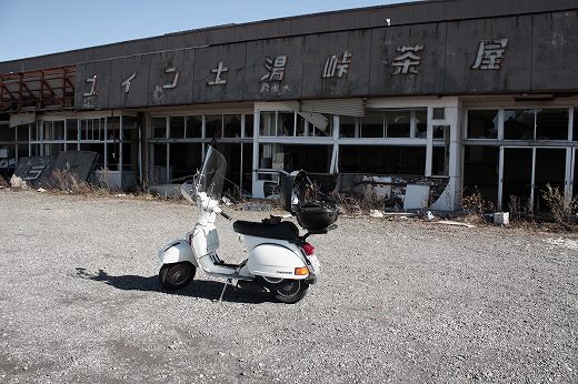 廃墟と化したドライブインの前に停まるベスパ
