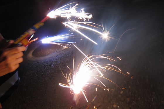 夜に楽しんだ手持ち花火の一コマ