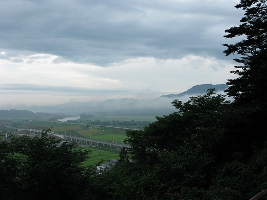 展望台から見下ろす霧がかった平泉の景色。空と山のグラデーション