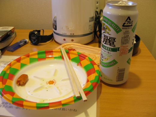 ホテルの部屋での晩酌後の空き皿と缶ビール