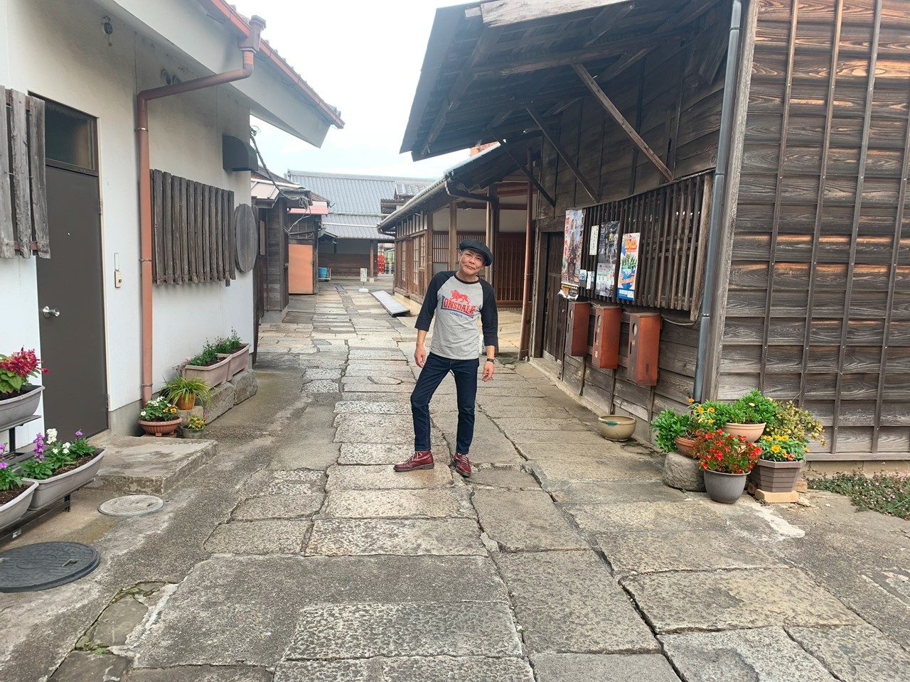 「日本最古の薬局」と書かれた看板が掲げられた店舗入り口。