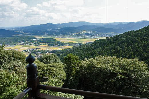 西光院からの眺め。広がる山並みと空
