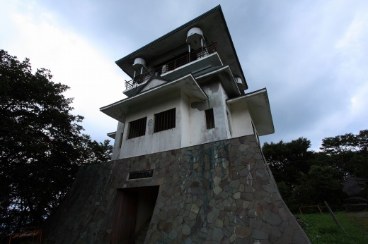 八溝山の展望台建物。どっしりとした外観と曇天の空