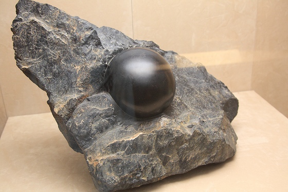 奇石博物館に展示されていた黒光りする球状の鉱石。