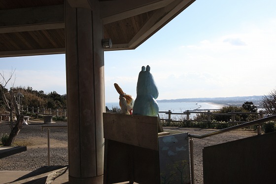海を眺めるムーミンとミイの後ろ姿