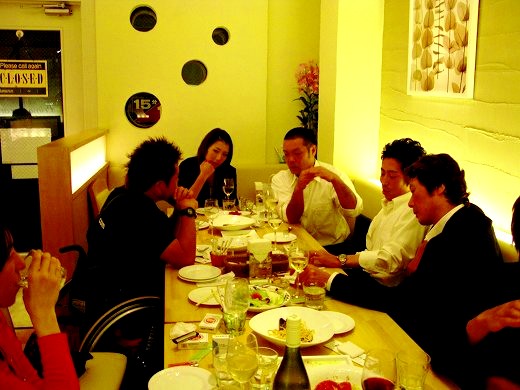 レストラン店内で食事を楽しむ関係者たち