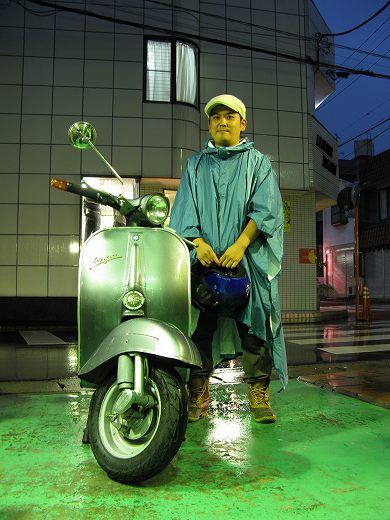 雨の中、ベスパ納車を受けるオーナーの記念写真