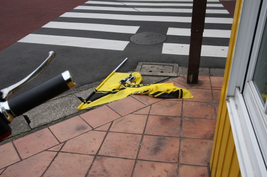 強風で飛んできたレイソルの旗が歩道に落ちている様子