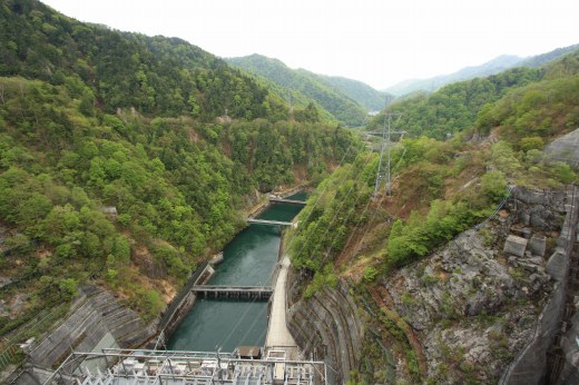 八木沢ダムから谷底へと続く利根川上流の景色