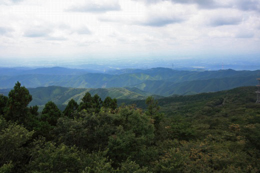 八溝山からの展望。雲間に広がる山並みと遥かな地平線
