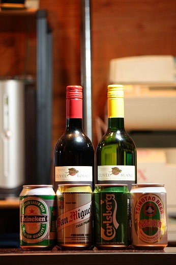 ベスパラベルのワインと缶ビールを並べたいただき物の酒セット