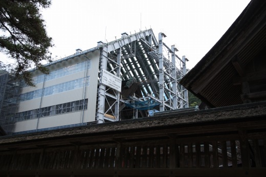 修復工事中の出雲大社本殿の足場構造