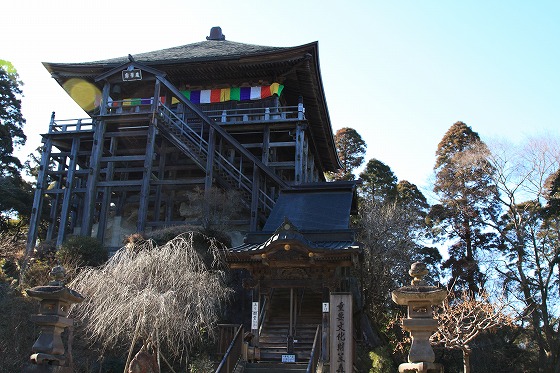 柱の上に建てられた笠森観音。不思議な構造が目を引く寺院建築。