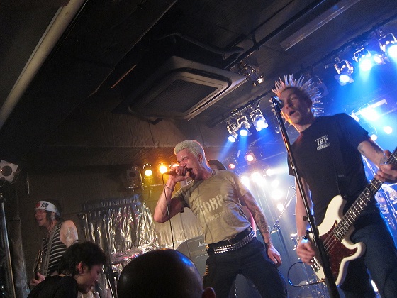 BAD CO.PROJECTのライブ演奏シーン。元OXYMORONの熱唱姿