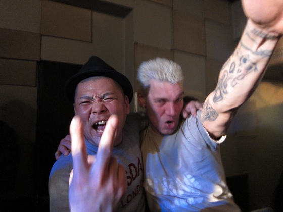 バンドと観客が一体となったOi!ポーズの瞬間。ライブの熱狂が伝わる