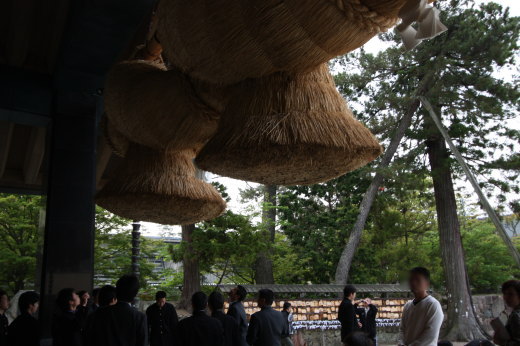 出雲大社神楽殿の巨大なしめ縄と参拝客