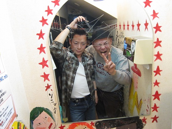 トイレ前の鏡でMACさんとツーショット。楽しげな酔いの一幕