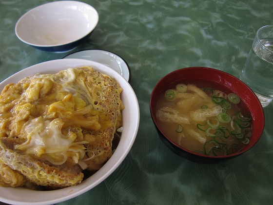 ドライブインで食べたカツ丼と味噌汁のセット、素朴で美味しかった昼食