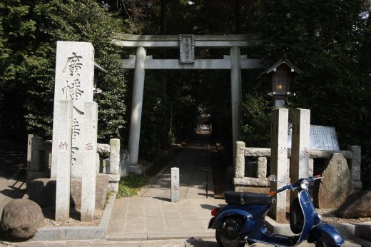 廣幡八幡宮の鳥居前に停められたベスパ