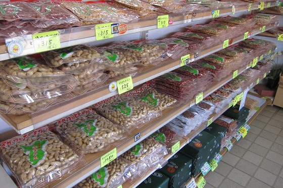 店内にずらりと並ぶピーナッツ商品棚