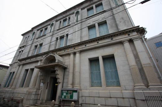 敦賀市立博物館の重厚な建築外観