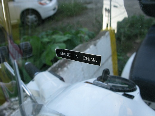 風防に貼られたMADE IN CHINAのステッカーのいたずら