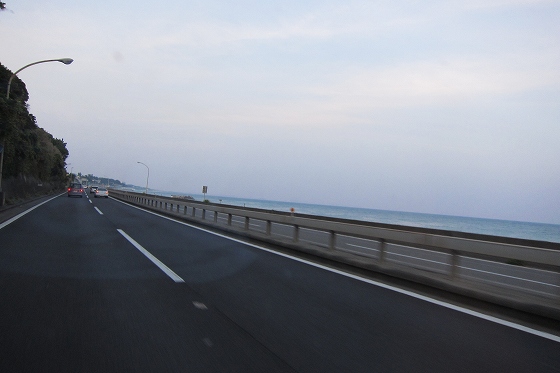 ツーリング終盤、海沿いの国道1号を走行中の気持ち良い夕景。