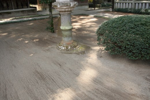 丁寧に掃き清められた神社の境内