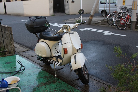 帰宅後にベスパを丁寧に洗車する様子
