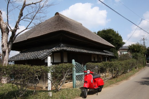 茅葺屋根の珍しい教会建築